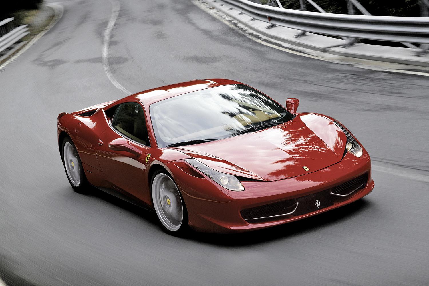 フェラーリの走行シーン