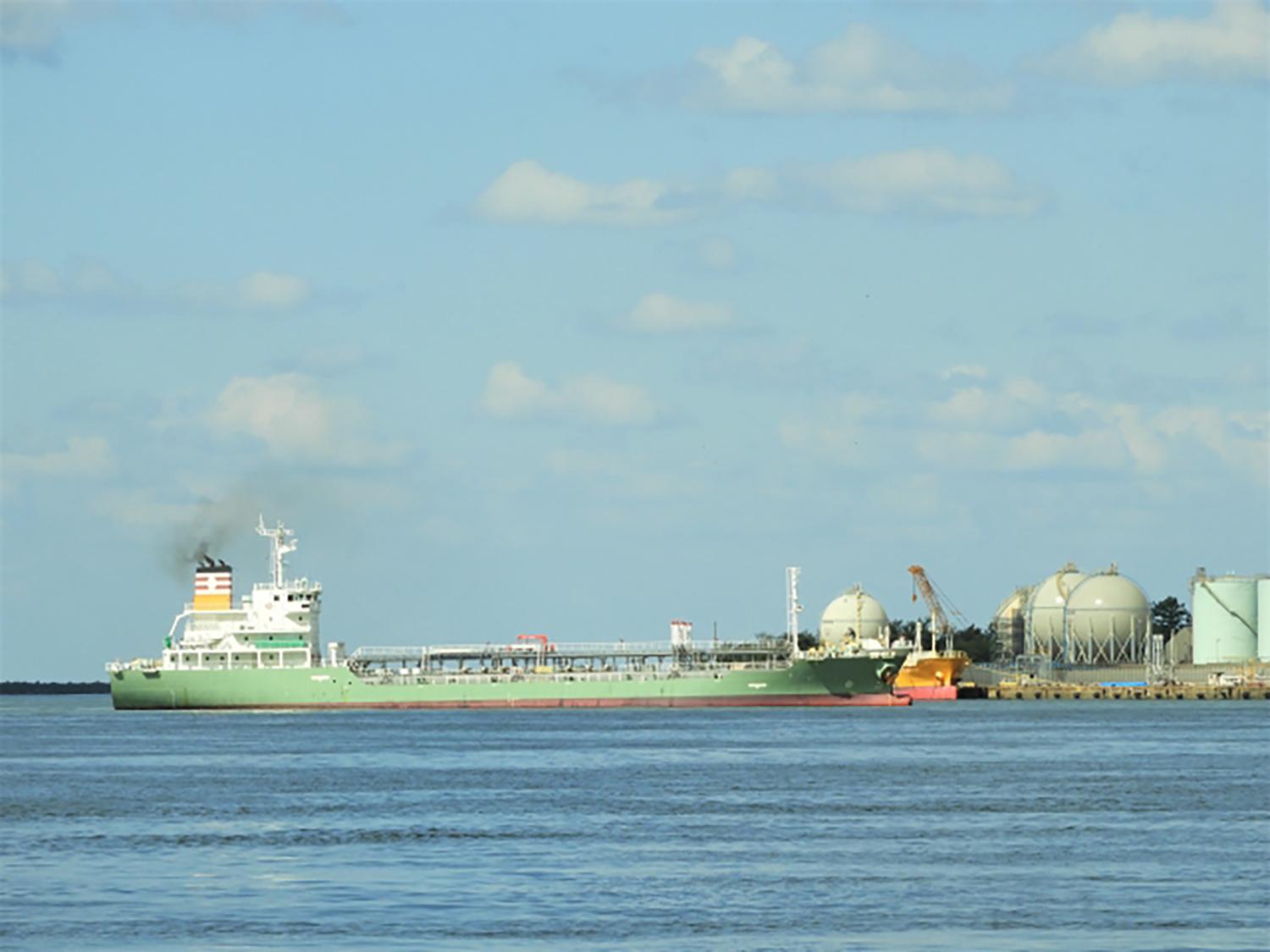 石油タンカーと貯蔵基地