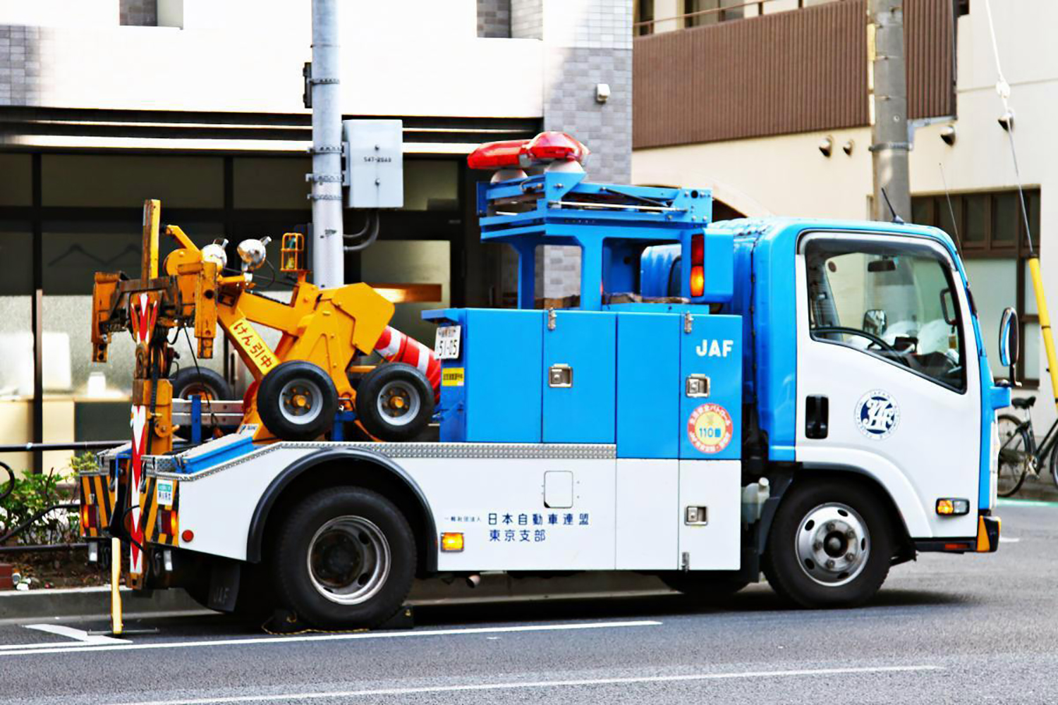 事故の際に損傷したクルマはその場に置いておくべきか移動させるべきか