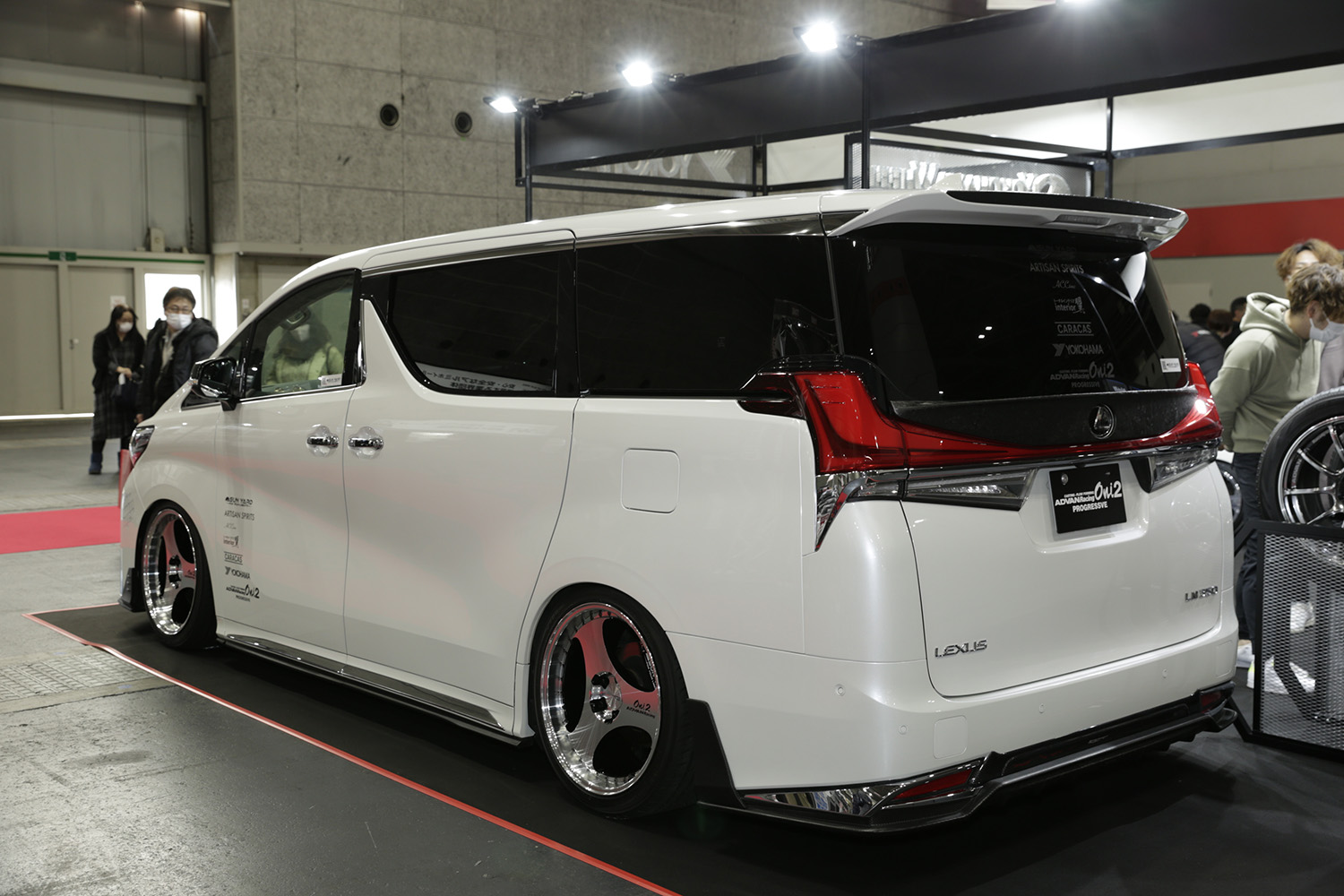 日本仕様がないなら作ってしまえ 右ハンドルの レクサスlm は純正パーツ移植のアルファードだった 自動車情報 ニュース Web Cartop