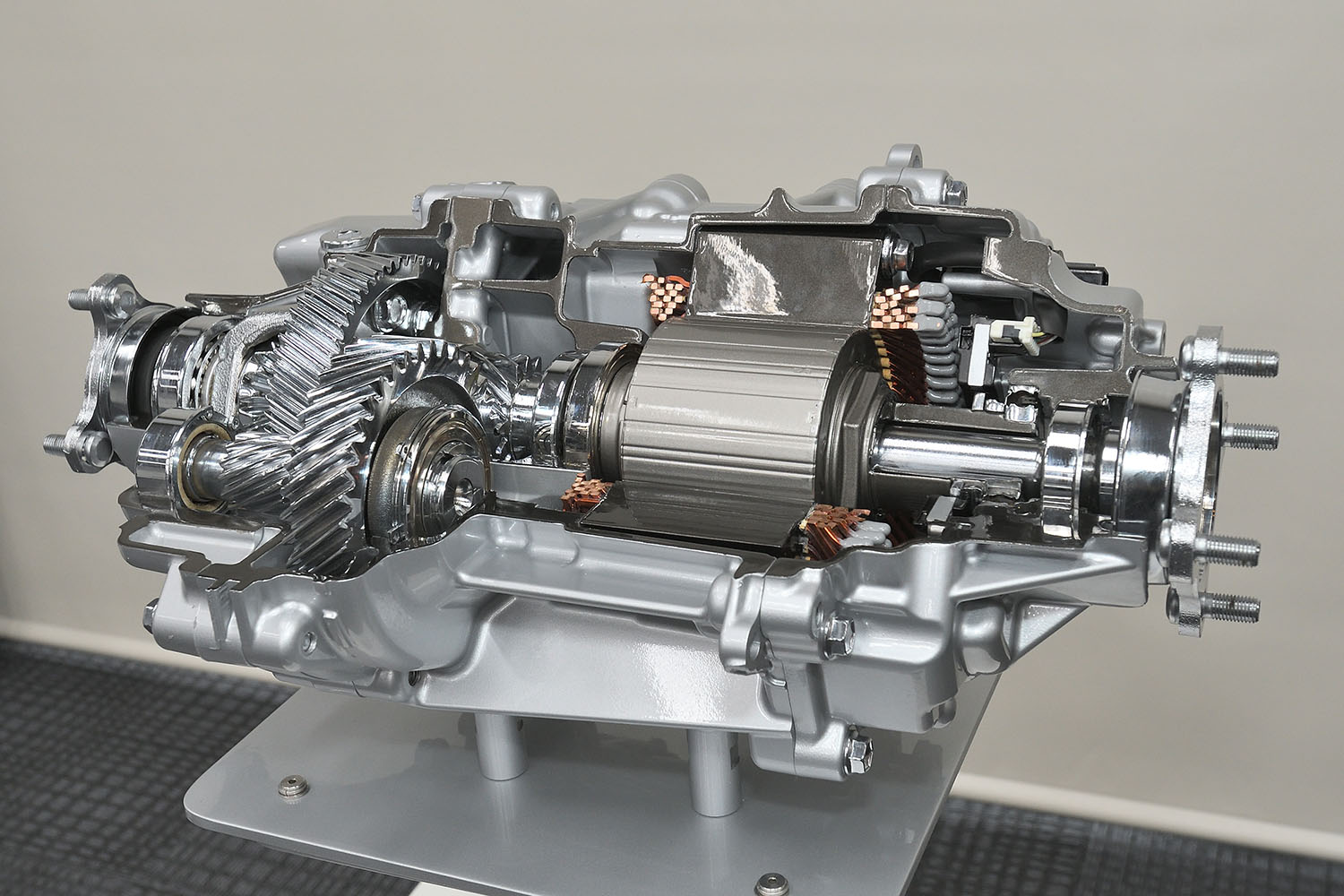 永久磁石式同期モーターが採用される新型ノア＆ヴォクシーE-Fourのリヤトランスアクスル