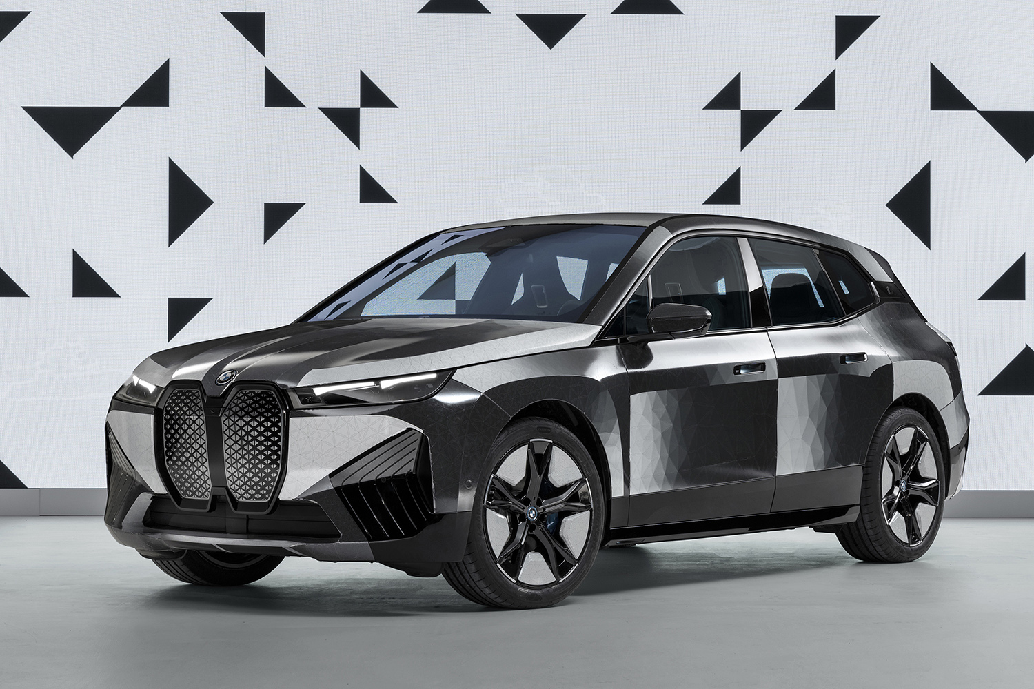 P90447350_highRes_bmw-ix-flow-featurin
