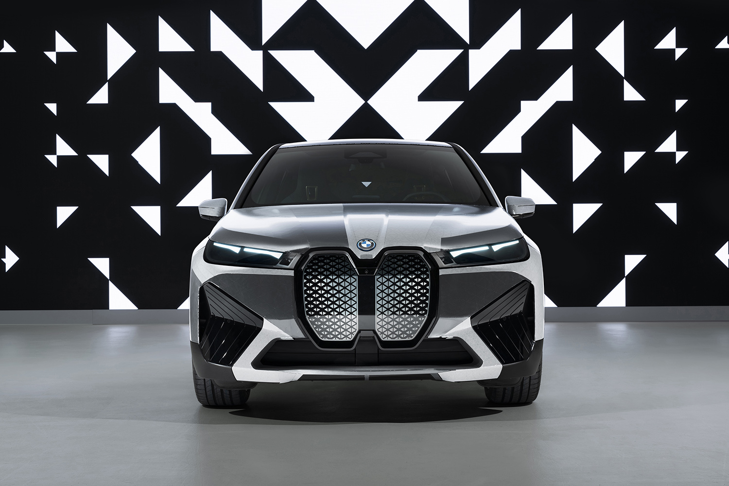 P90447369_highRes_bmw-ix-flow-featurin_s