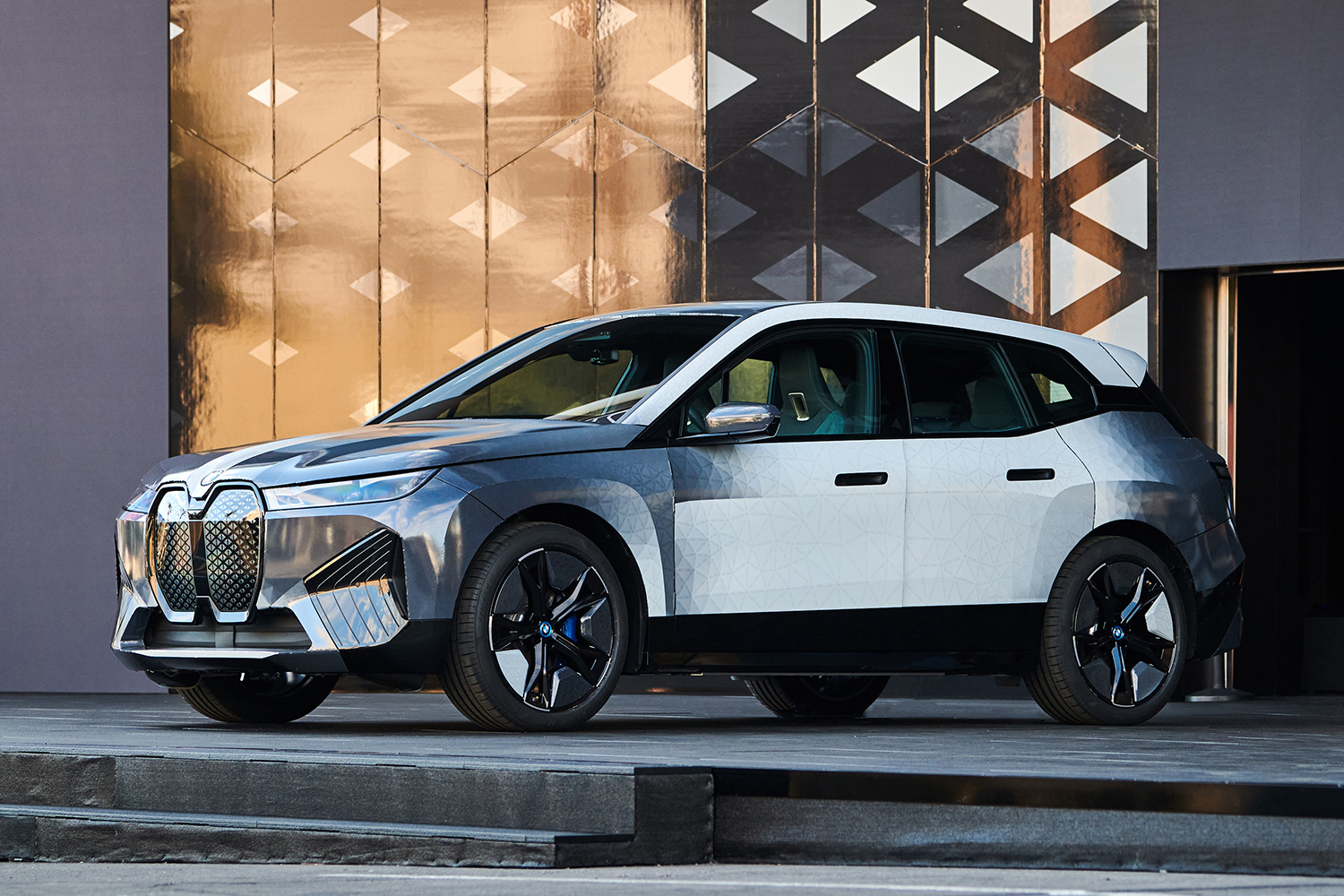もうクルマのボディカラー選びで迷う時代は終わる！　BMWが発表した「白黒自在」に色を変えられる新技術とは