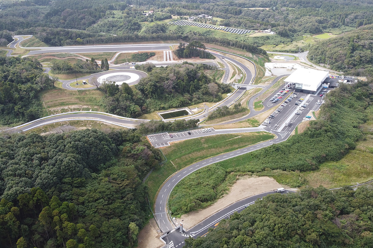 千葉県に建設されたポルシェエクスペリエンスセンター東京の俯瞰 〜 画像3