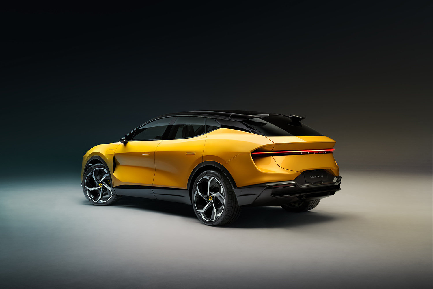 ロータスがハイパーSUV「エレトレ」を発表