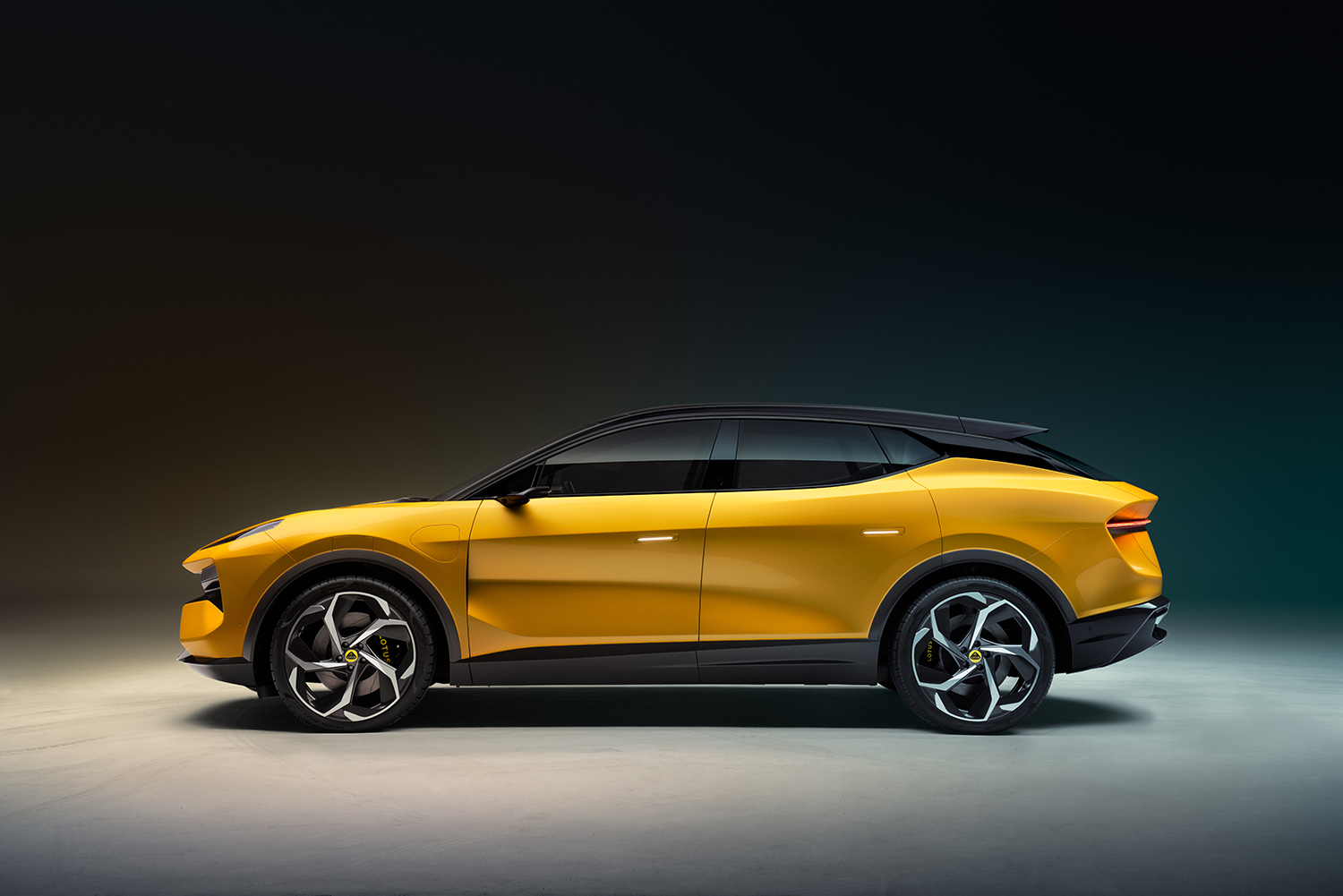ロータスがハイパーSUV「エレトレ」を発表