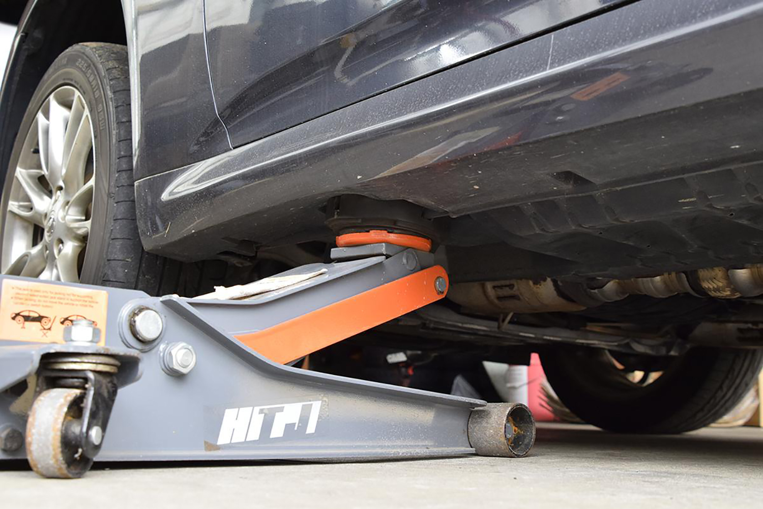 場所とやり方を間違えると 大けが クルマの破損 を招く タイヤやオイル交換時の ジャッキアップ は想像以上に 注意が必要 だった Goo 自動車