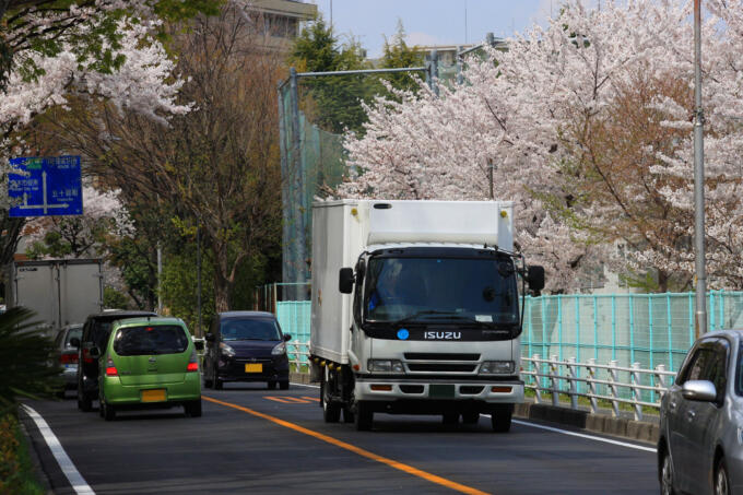 仲間のトラック同士がすれ違うときにクラクションで挨拶！　一般車はビックリするけどあれって「違法」じゃないの？