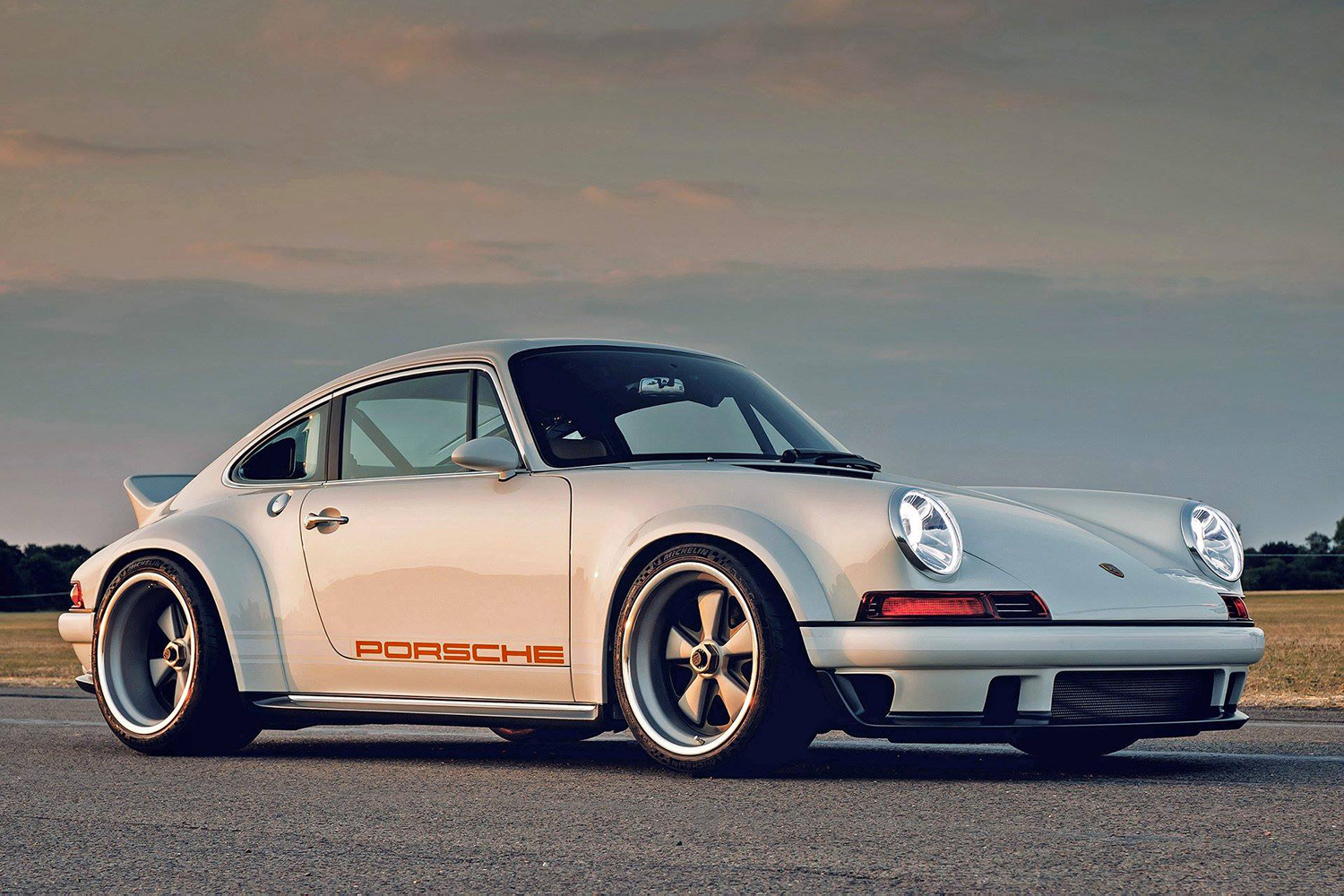 ポルシェ911のレストモッドで話題の「シンガー」ってなんだ？