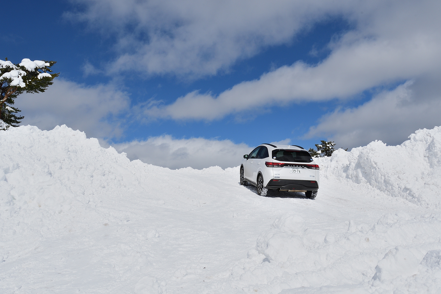雪で覆われた小山を登る日産ノートAUTECHクロスオーバー 〜 画像21