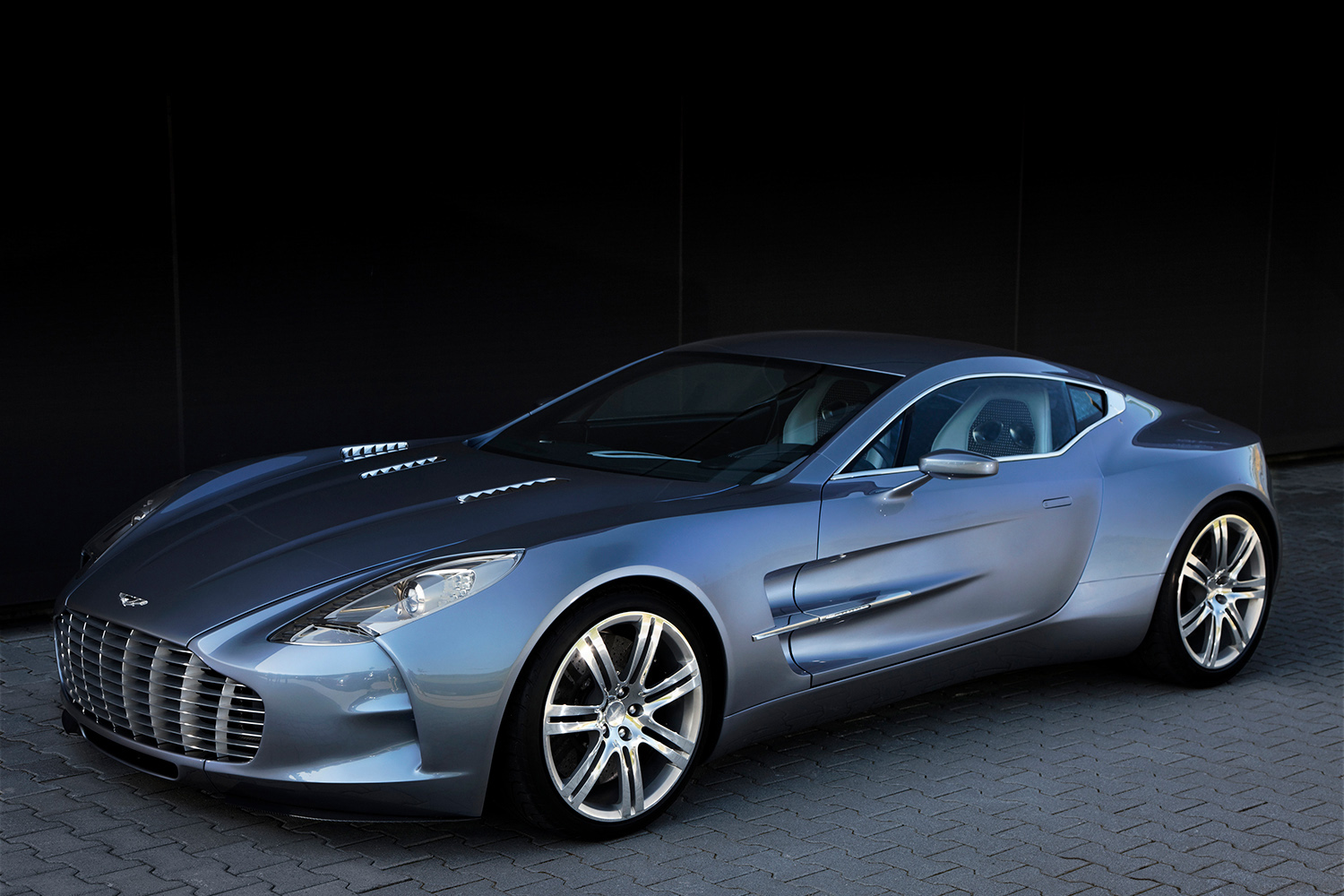 7.3リッターで760馬力のアストンマーティンは1億2200万円也！　77台限定の「ONE-77」って何者？