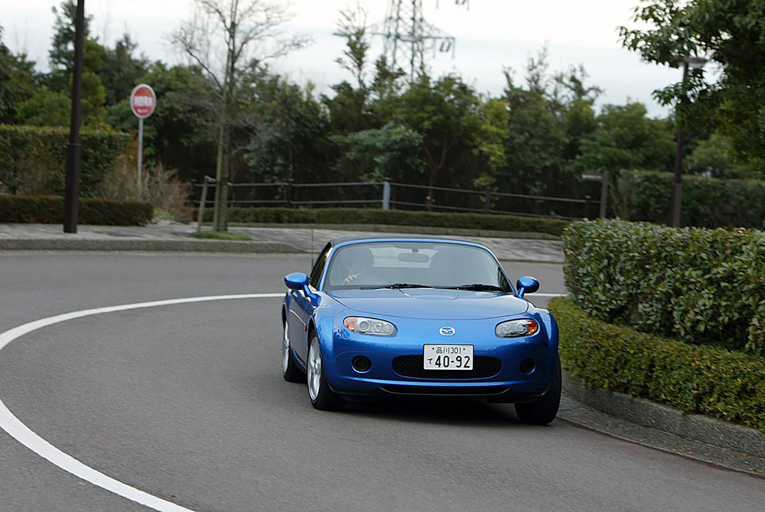 キープレフトで走行する車両のイメージ