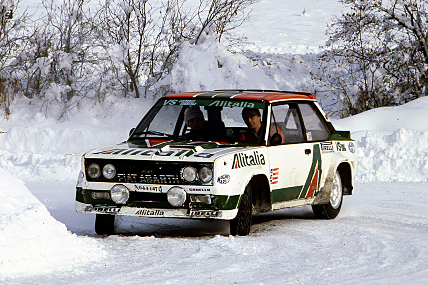 アバルト１３１ラリーの走行シーン