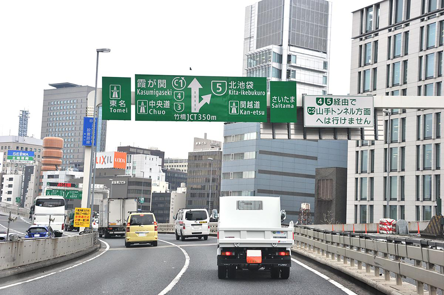高速道路の路面が傾斜している理由