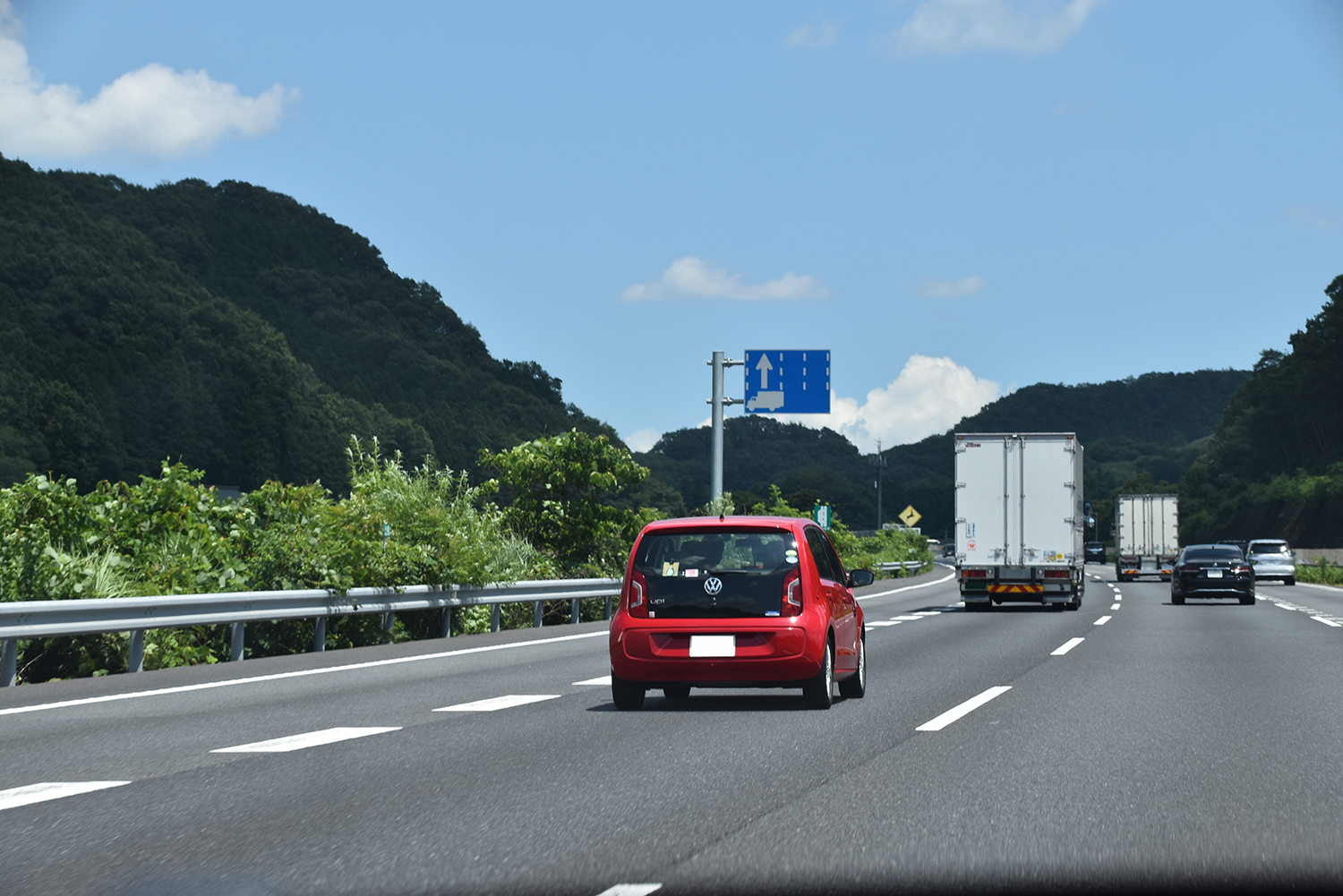 高速道路の路面が傾斜している理由