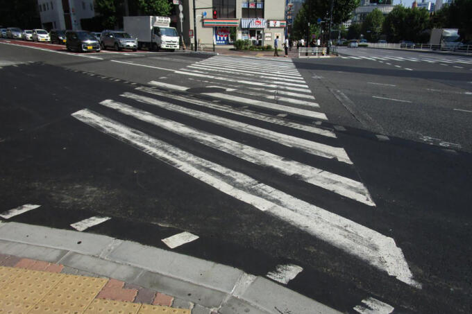 日本の道は「歩行者」にとって危険な場所も多い！　ドライバーの努力だけじゃどうにもならない交通事故の現実