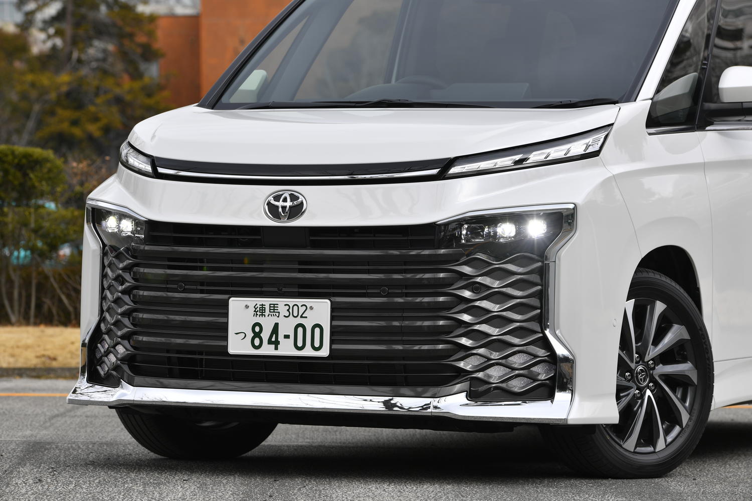 新型車の偽装ラッピングの目的