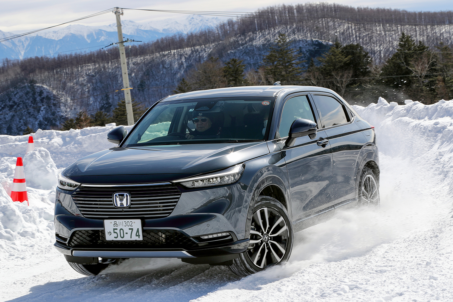 ホンダ・ヴェゼルの雪上走行シーン