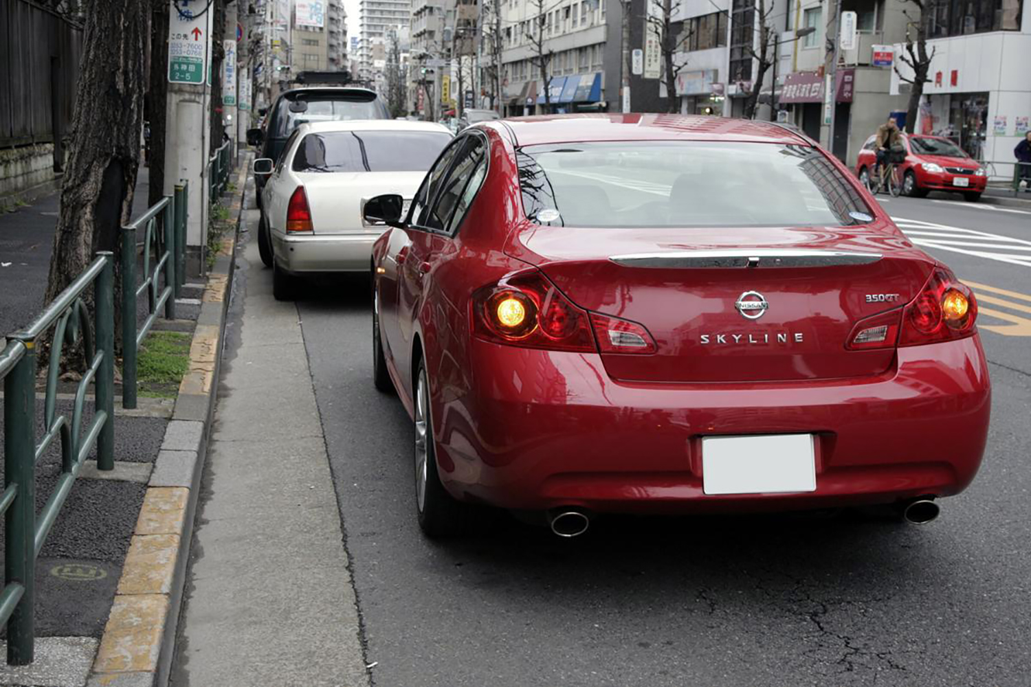 はざートランプを点灯させて停車するクルマ