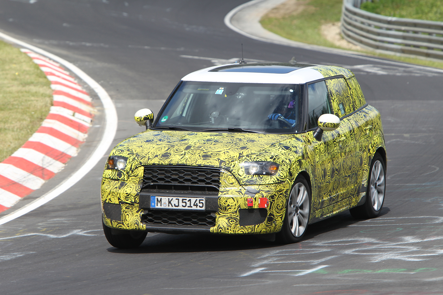 新型車の偽装ラッピングの目的