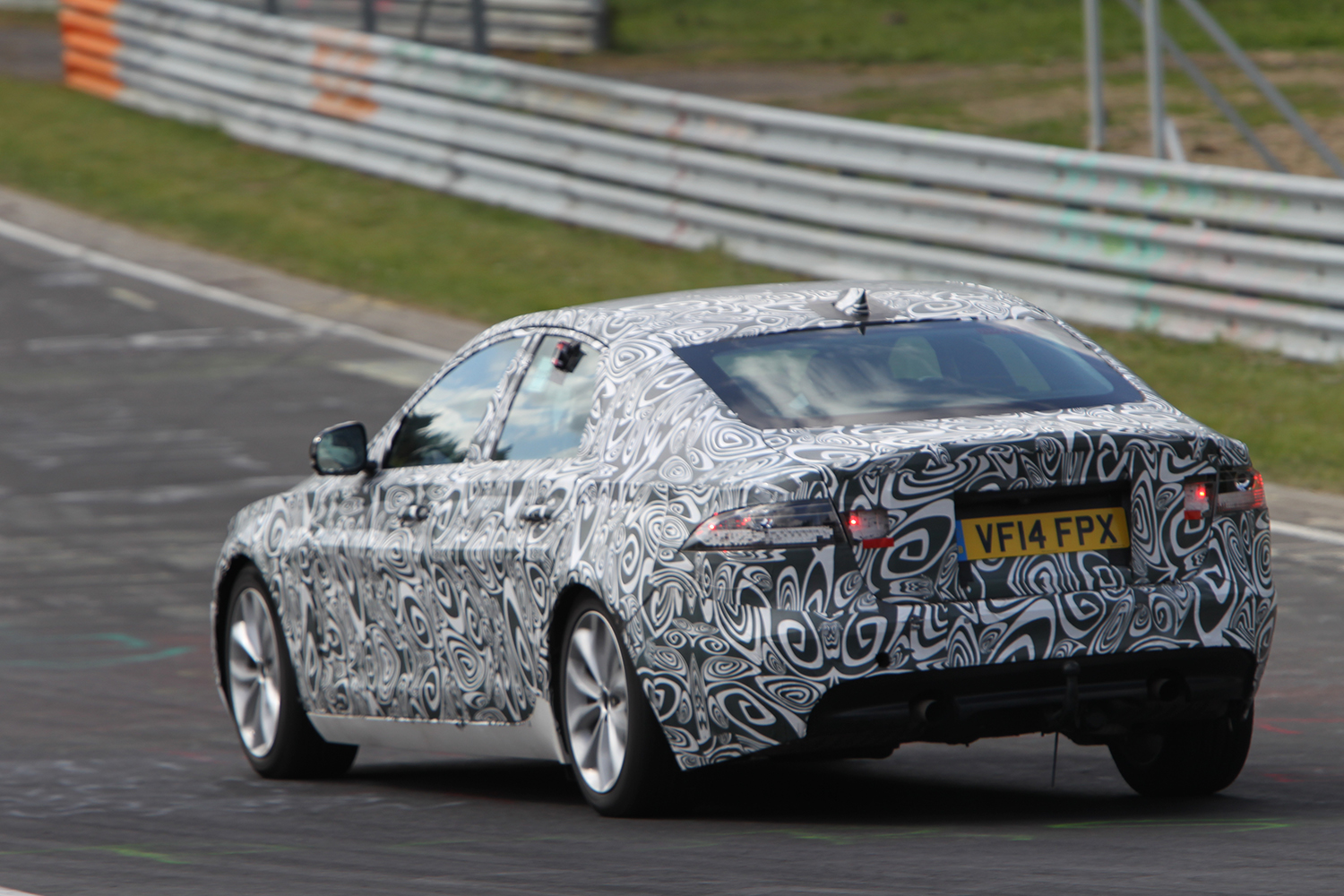 新型車の偽装ラッピングの目的