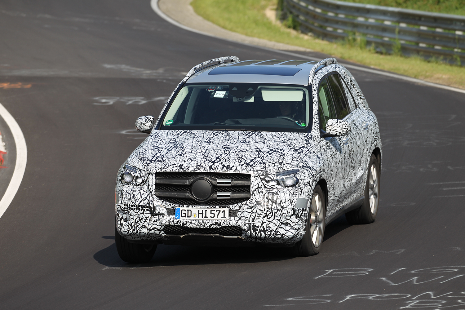 新型車の偽装ラッピングの目的