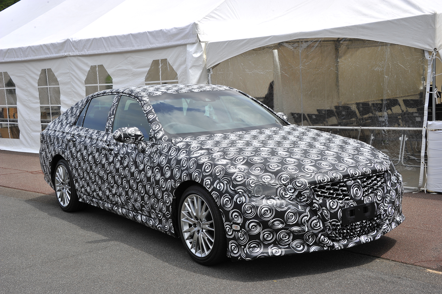 新型車の偽装ラッピングの目的