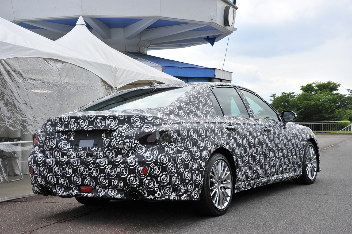 新型車の偽装ラッピングの目的