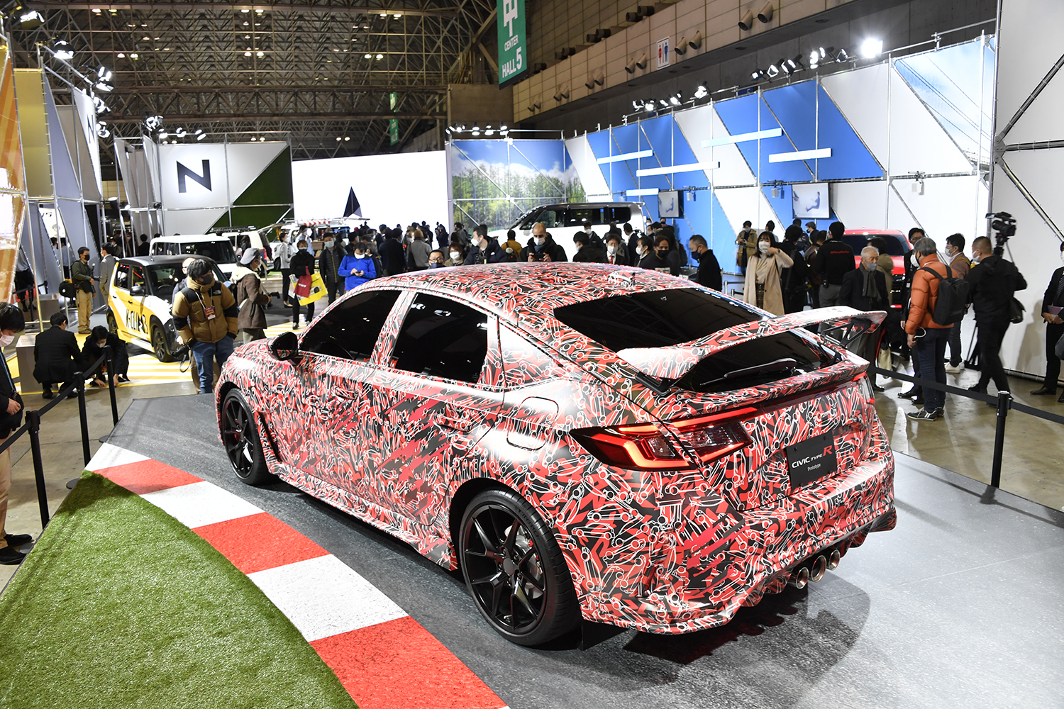 新型車の偽装ラッピングの目的