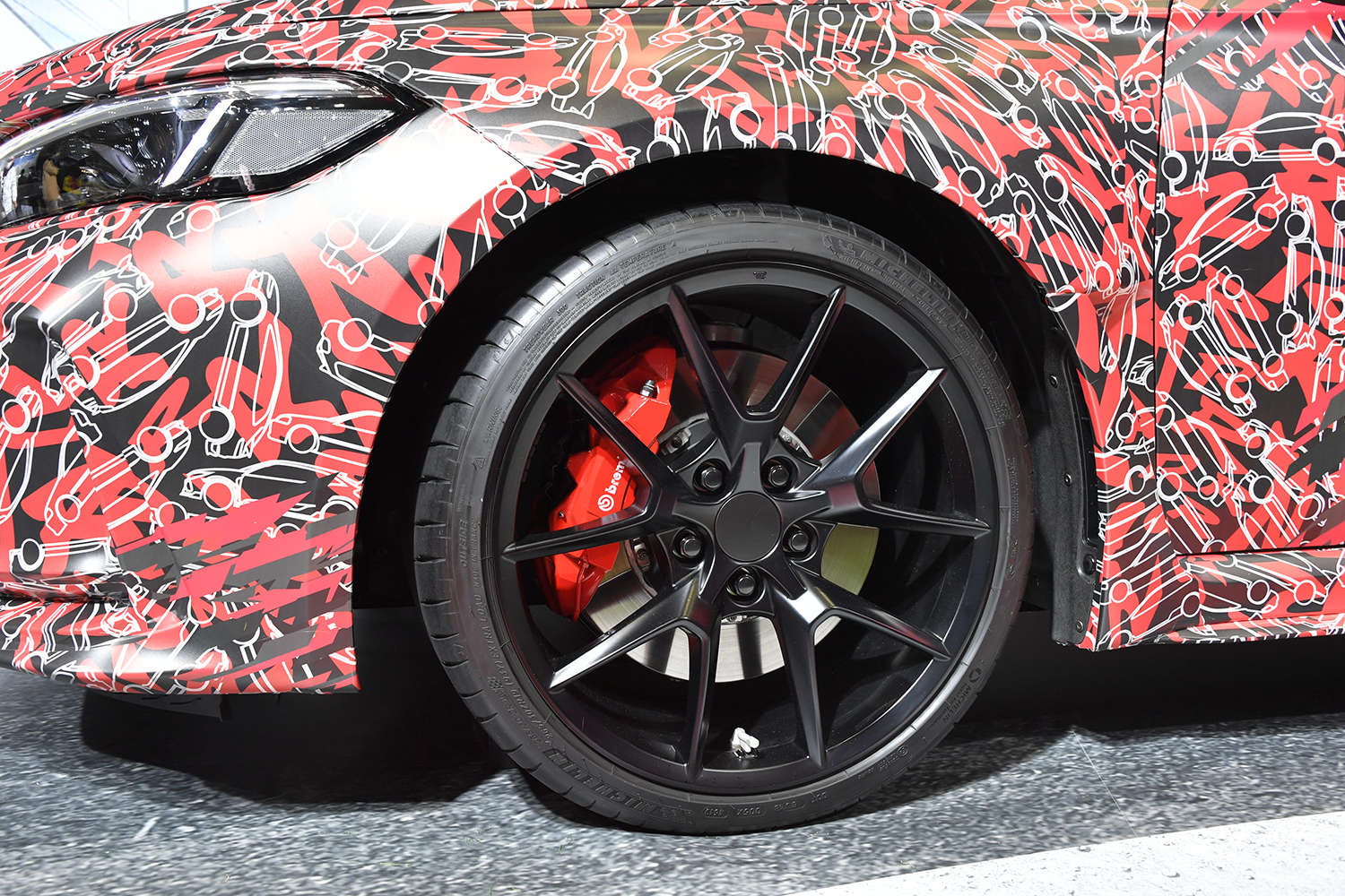 新型車の偽装ラッピングの目的