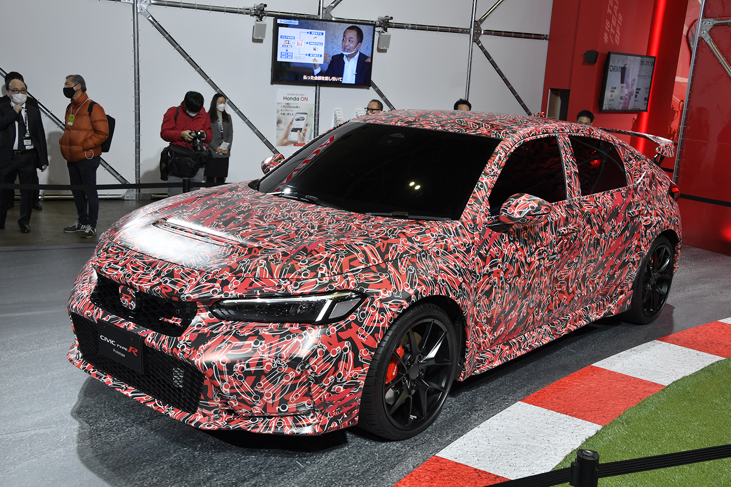 新型車の偽装ラッピングの目的