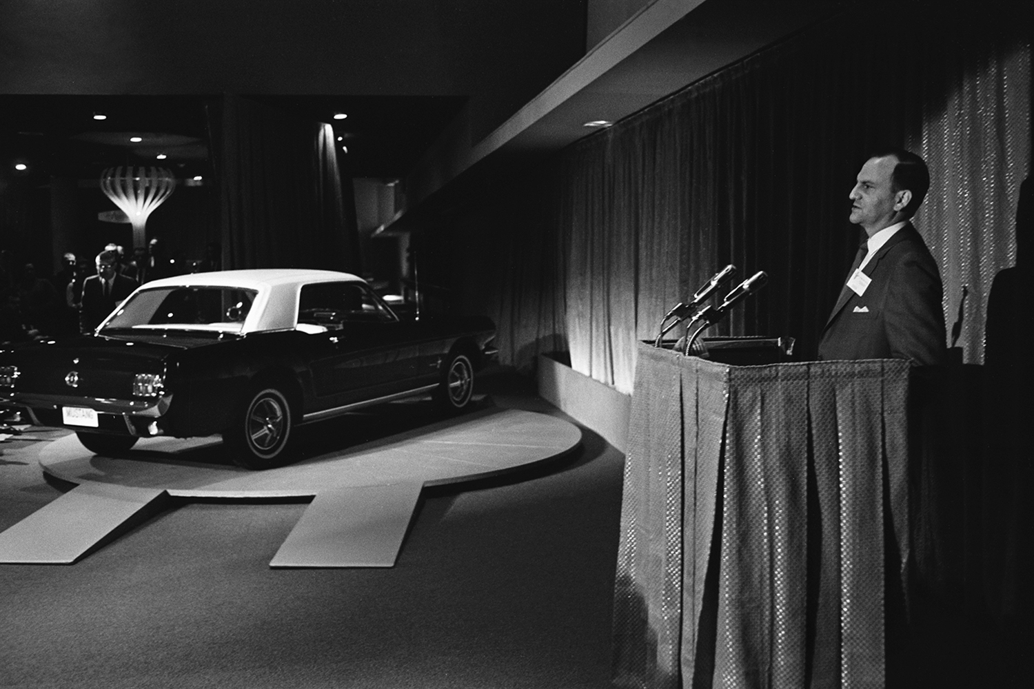フォード・マスタングを発表するリー・アイアコッカ