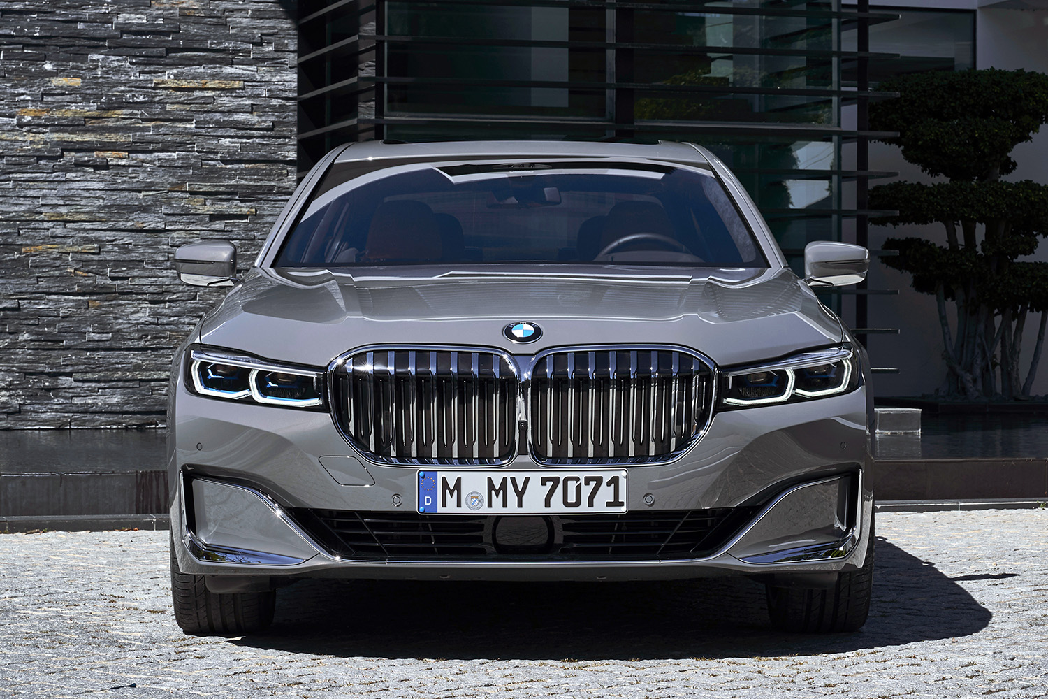 現行型BMW 7シリーズの真正面フロントスタイリング 〜 画像10