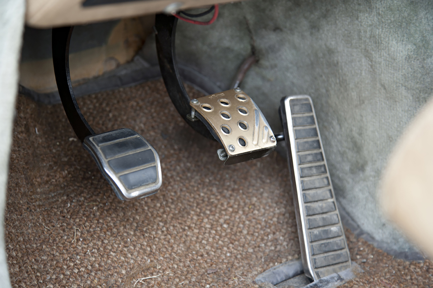 床生え式のアクセルペダルと吊り下げ式のブレーキ＆クラッチペダル