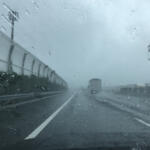 凄いぞニッポンの高速道路！　雨なのに水しぶきが上がらない＆騒音まで抑える「排水性舗装」とは