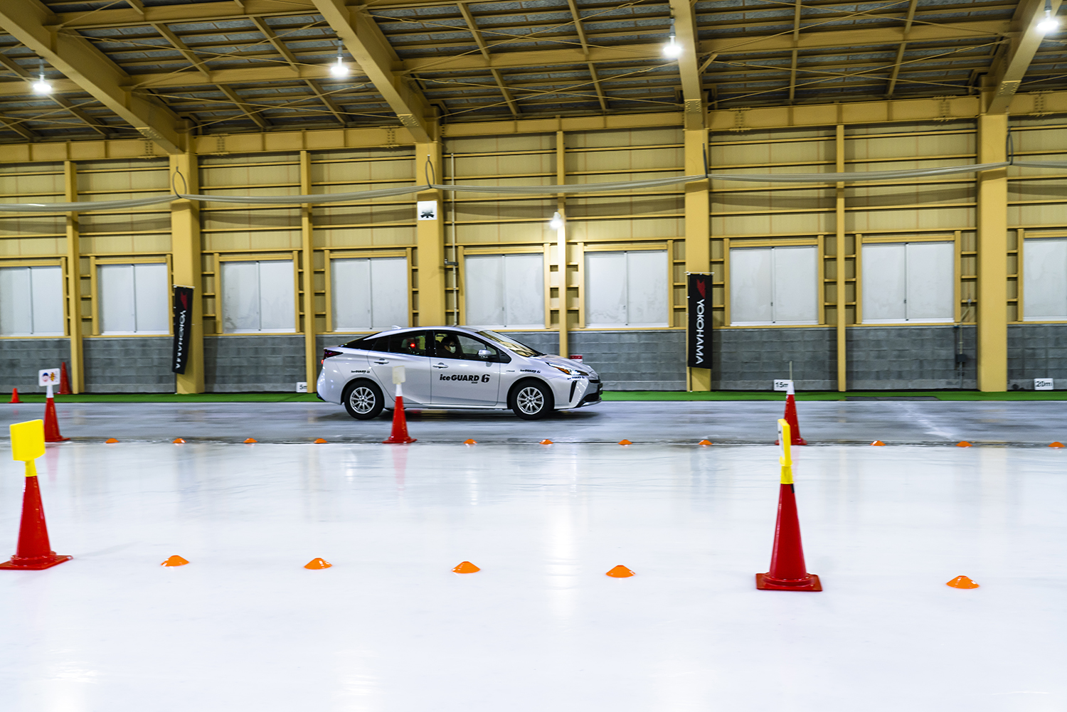 アイスガード6を履いたトヨタ・プリウスでの氷上制動テスト