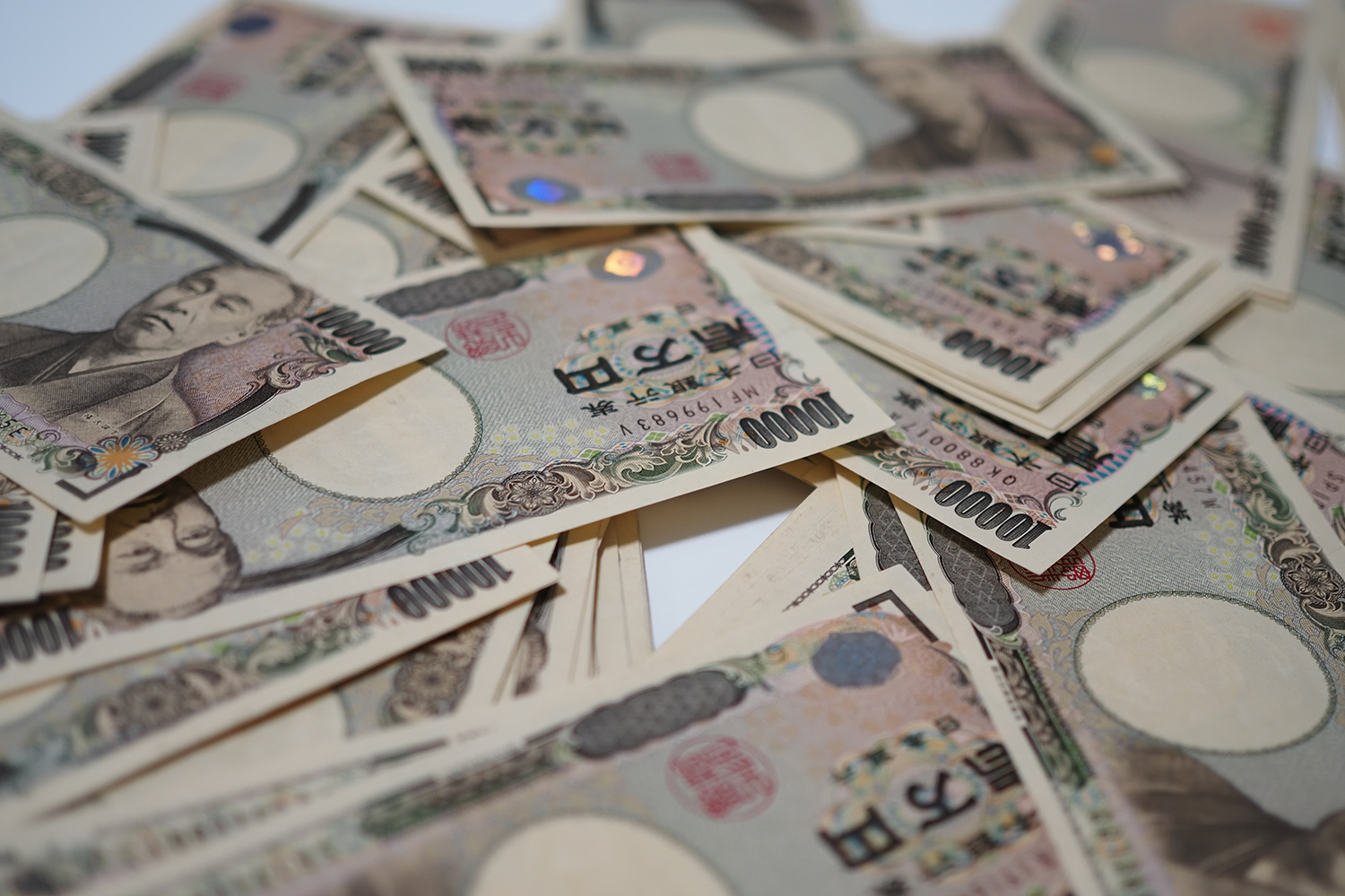 ばら撒かれた1万円札のイメージ