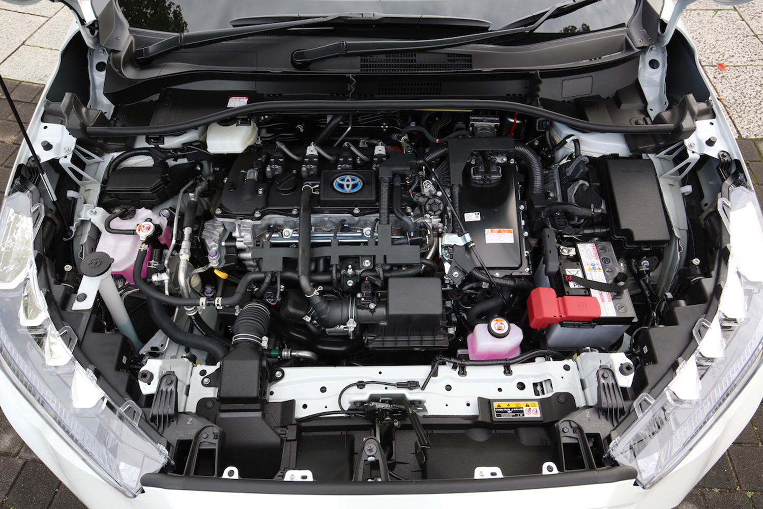トヨタ・カローラクロスのハイブリッドモデルのエンジンルーム 〜 画像11