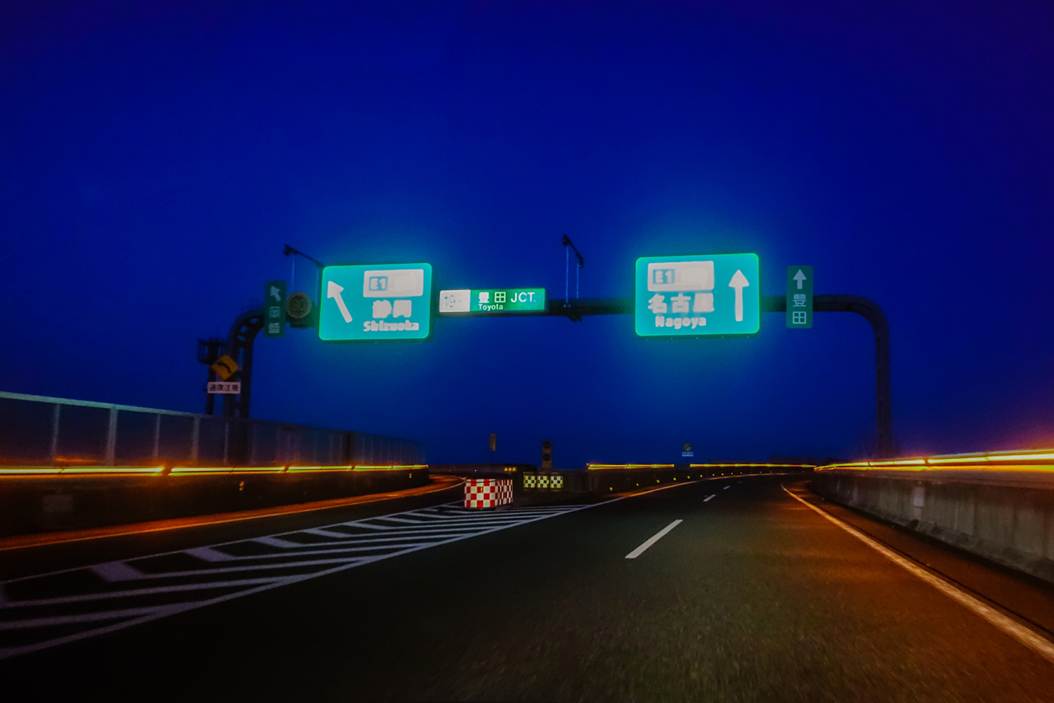 高速道路の白線のイメージ
