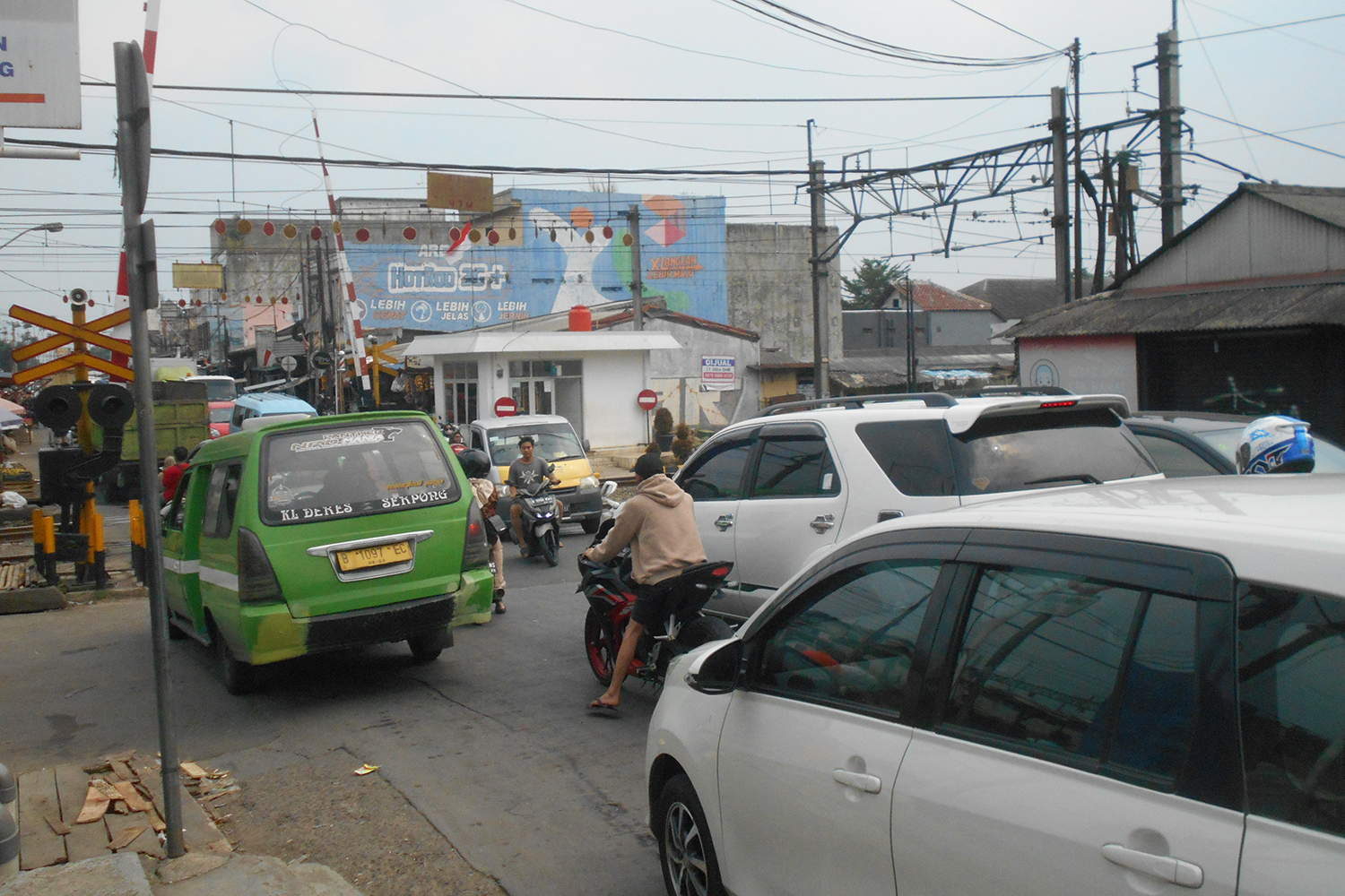 インドネシアの踏切付近の交通状況 〜 画像1