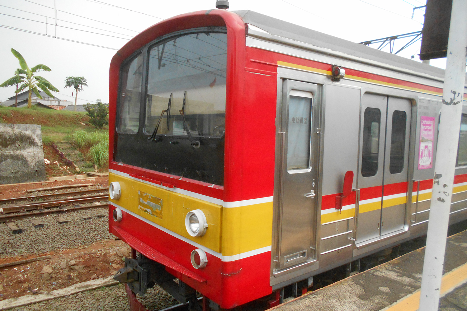 インドネシアのKRLコミューターラインの鉄道車両の写真