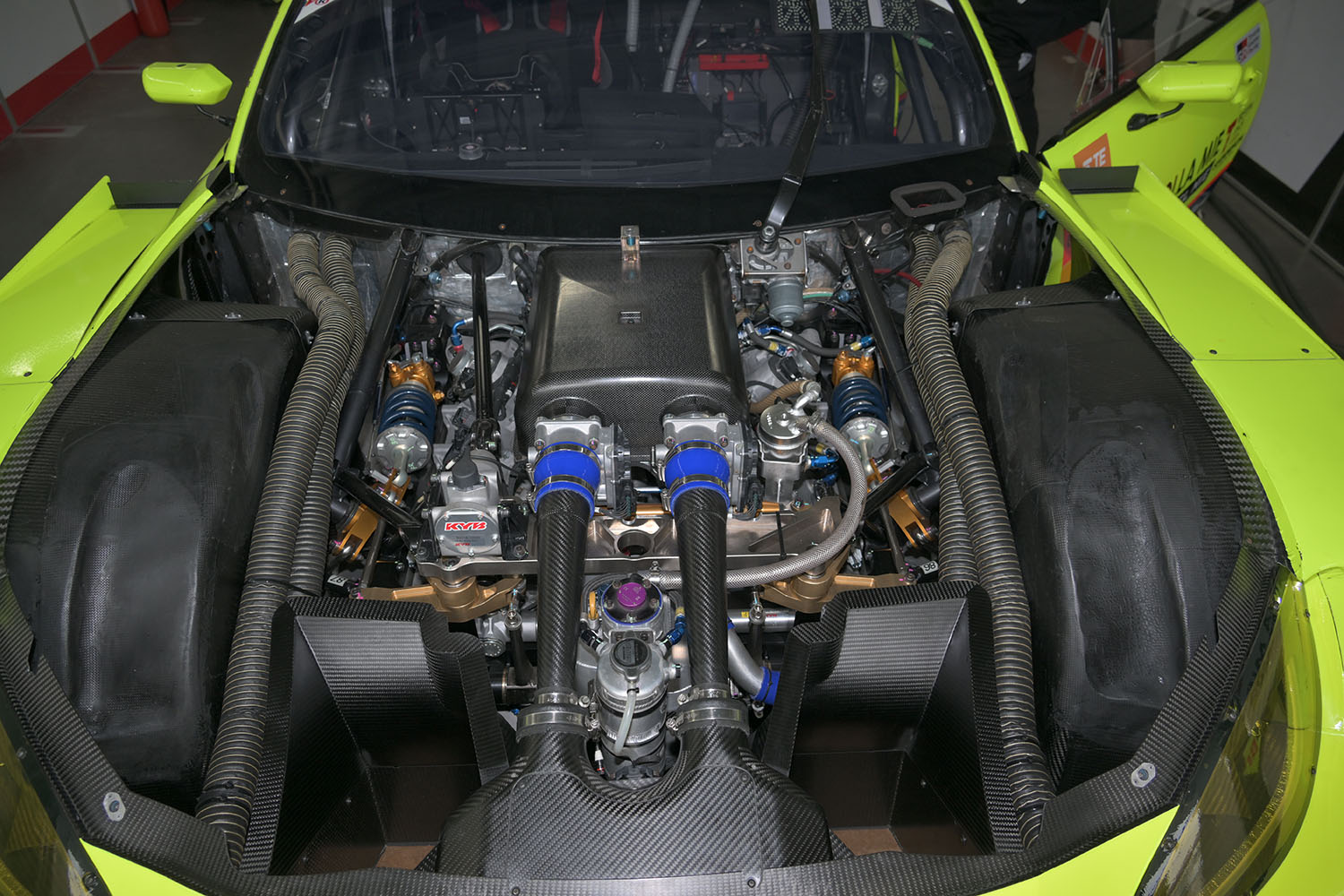 トヨタ・GR86 GTのエンジンルーム