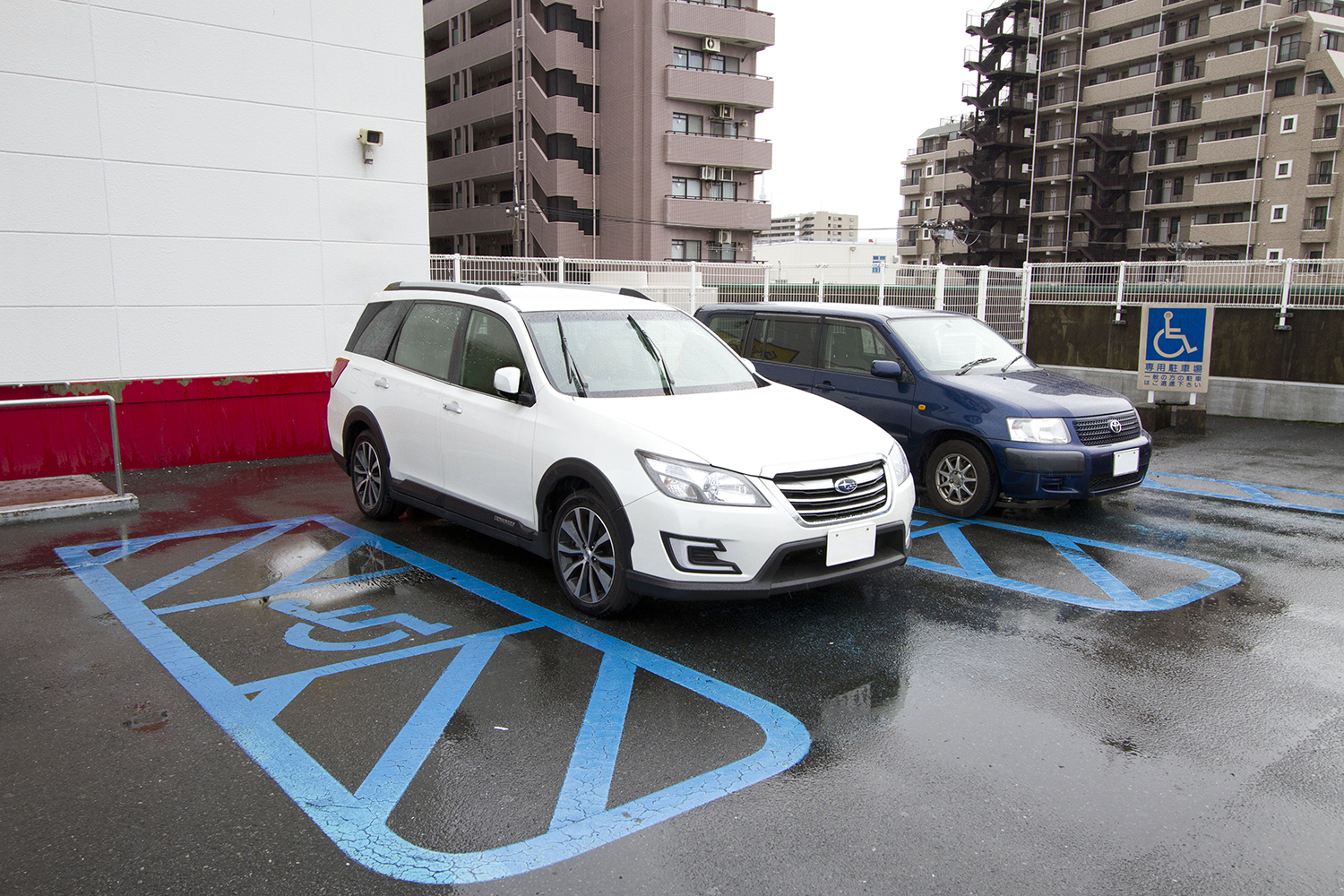 車椅子マーク（国際シンボルマーク）がペイントされている駐車スペースの正しい使い方