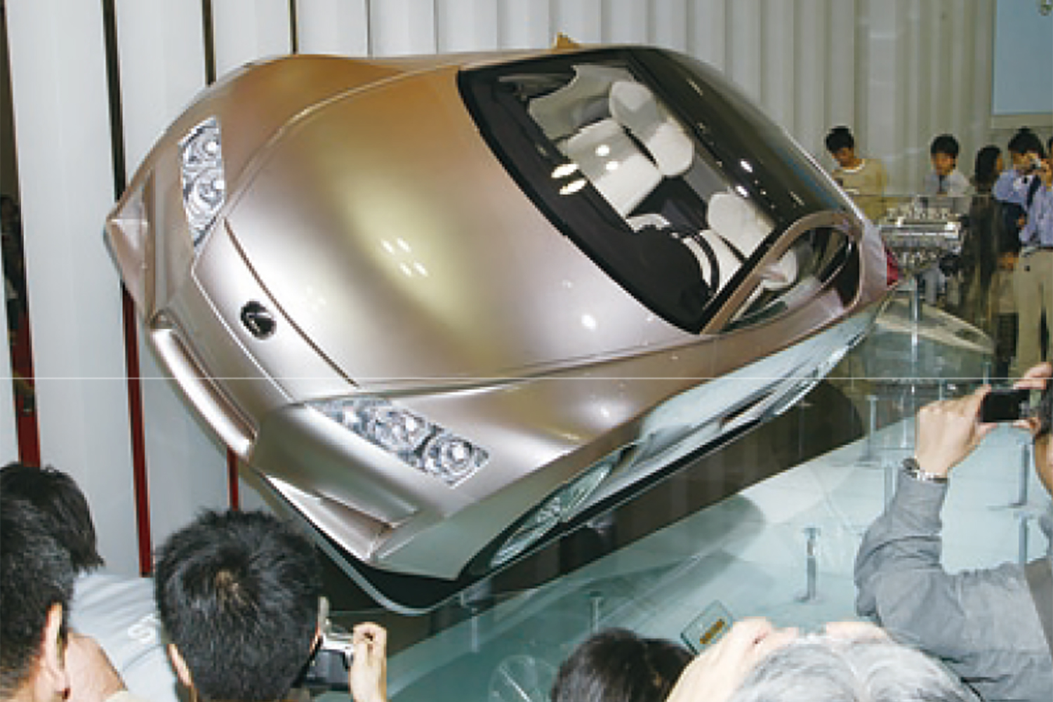 2005年の東京モーターショーで展示されたレクサスLF-A 〜 画像1
