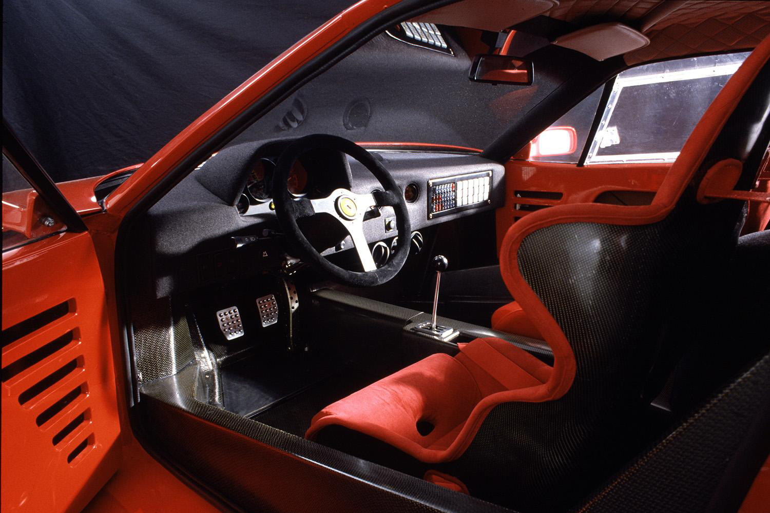 フェラーリF40の運転席