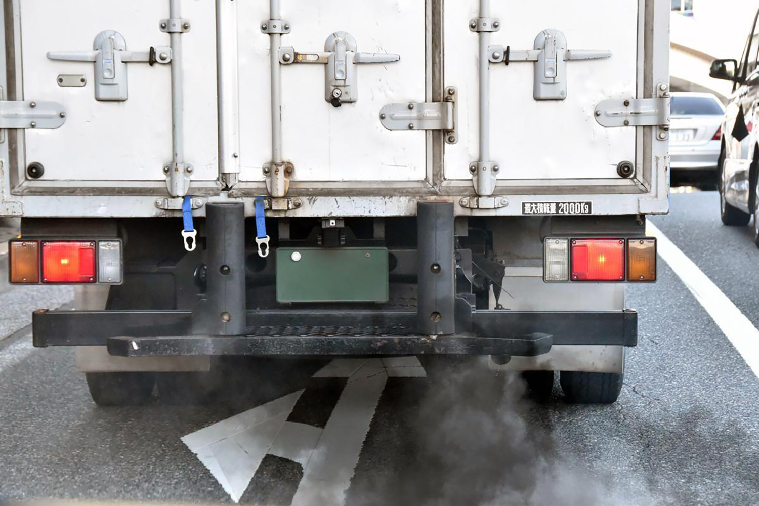 大型トラックによるディーゼルエンジンの排気ガス 〜 画像2