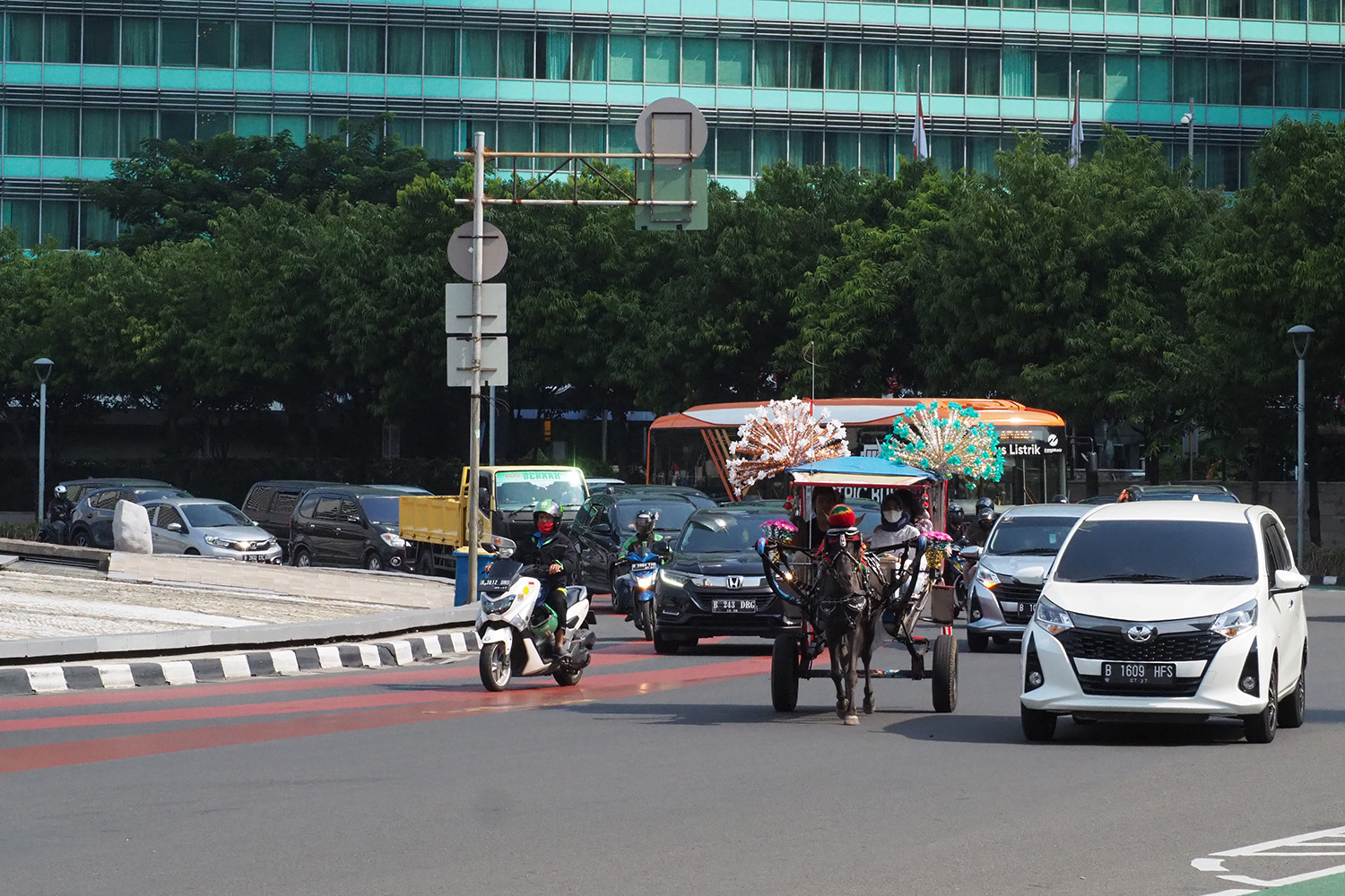 ジャカルタ市街の馬車の写真 〜 画像4