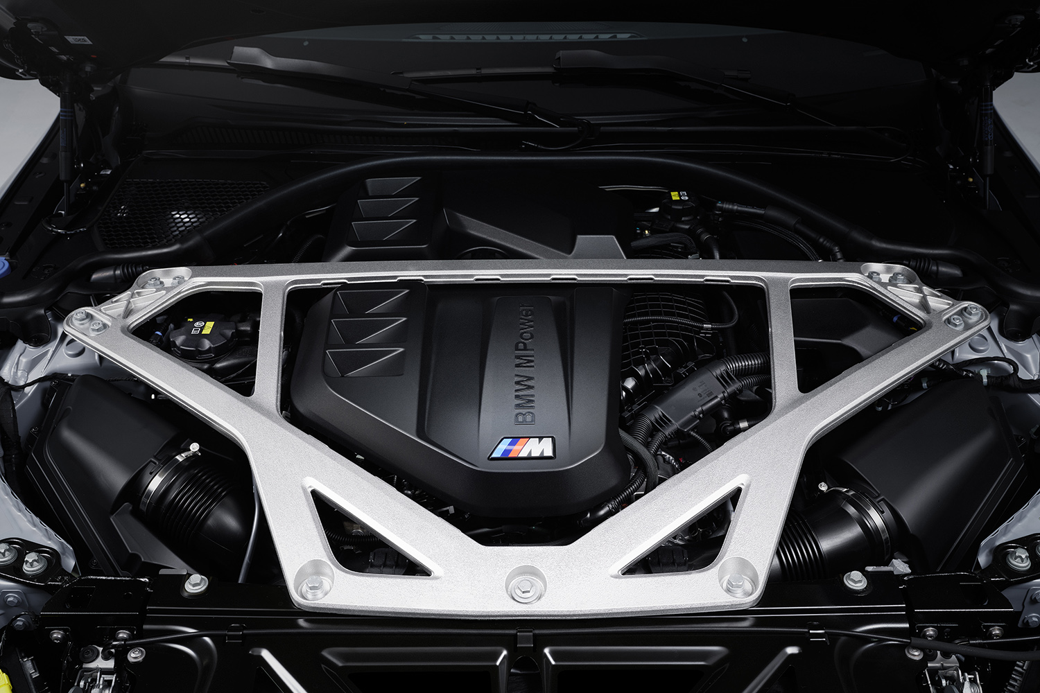 BMW M4 CSLのエンジンルーム