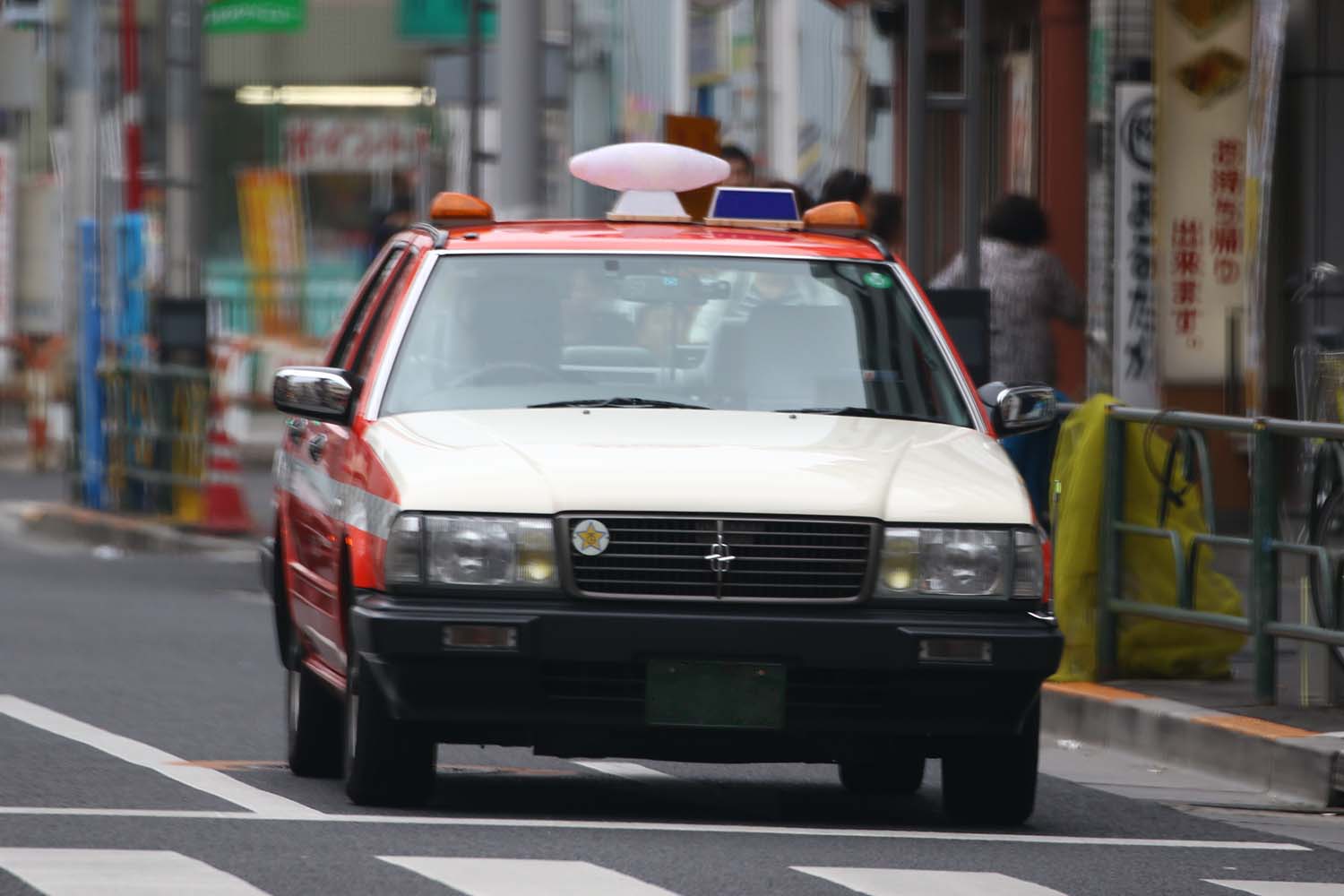 街中でのタクシーの写真 〜 画像3